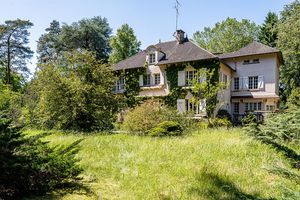 Cette maison nichée à l'orée de la forêt de Fontainebleau bénéficie d'un cadre exceptionnel.