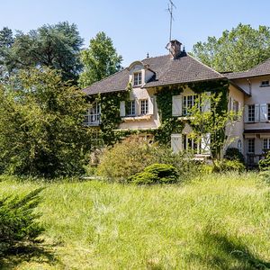 Cette maison nichée à l'orée de la forêt de Fontainebleau bénéficie d'un cadre exceptionnel.