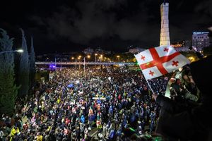 Une foule de plusieurs dizaines de milliers de manifestants a défilé dans le calme mardi soir contre la loi sur les influences étrangères votée par le Parlement.