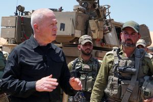 Le ministre de la Défense israélien, Yoav Gallant (à gauche), lors d'une visite d'une position le long de la frontière avec la bande de Gaza dans le sud d'Israël près de Rafah.