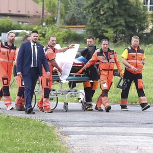 Le Premier ministre Robert Fico est emmené par les secouristes vers l'hôpital de Banska Bystrica.