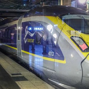Eurostar, qui exploite une flotte de 51 trains roulant dans cinq pays, sortira progressivement les anciens TGV Alstom à partir de 2032, pour viser à terme un parc de 67 trains rapides.