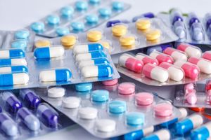 Le parlement européen a voté des incitations au développement de nouveaux antibiotiques pour lutter contre l'antibiorésistance. L'industrie pharmaceutique veut conserver cet acquis dont les Etats craignent le coût pour les systèmes de santé.