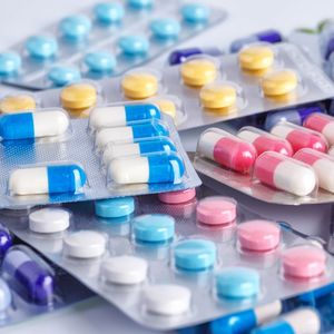 Le parlement européen a voté des incitations au développement de nouveaux antibiotiques pour lutter contre l'antibiorésistance. L'industrie pharmaceutique veut conserver cet acquis dont les Etats craignent le coût pour les systèmes de santé.