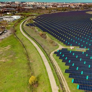 La variabilité de la production d'électricité est l'un des freins au développement des parcs solaires.