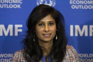 Pour Gita Gopinath, directrice générale adjointe du FMI, la fragmentation géopolitique a seulement érodé le poids du dollar dans le commerce international et les réserves de change.