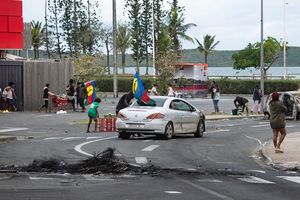 Après qu'un supermarché a été pillé et des magasins vandalisés dans le quartier de N'Gea, à Nouméa, le 14 mai 2024.
