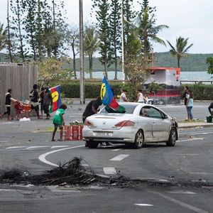 Après qu'un supermarché a été pillé et des magasins vandalisés dans le quartier de N'Gea, à Nouméa, le 14 mai 2024.