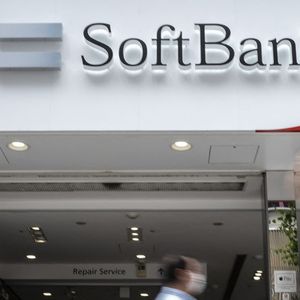 Softbank, dont la maison mère a mis le cap sur l'IA, veut commencer à tester ce logiciel dès cette année pour le mettre en oeuvre en mars 2026.