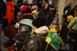 Des réfugiés ukrainiens dans la gare de Hanovre en Allemagne. Leur arrivée massive explique en partie la hausse du nombre d'immigrés comptabilisés dans l'Union européenne.