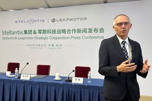 Carlos Tavares lors d'une conférence de presse avec Leapmotor, à Hangzhou, en Chine, le 26 octobre 2023