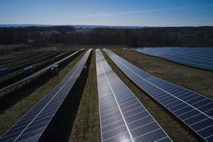 Une ferme solaire à Dryden, dans l'Etat de New York, en 2023. Un niveau record de 32,4 gigawatts a été installé aux Etats-Unis l'an dernier.