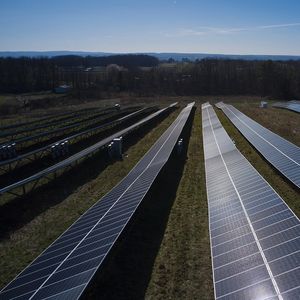 Une ferme solaire à Dryden, dans l'Etat de New York, en 2023. Un niveau record de 32,4 gigawatts a été installé aux Etats-Unis l'an dernier.