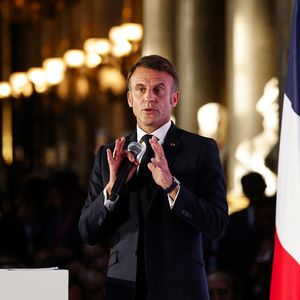 Emmanuel Macron prononce un discours lors du septième sommet Choose France, visant à attirer les investisseurs étrangers dans le pays, au Château de Versailles, le 13 mai 2024.