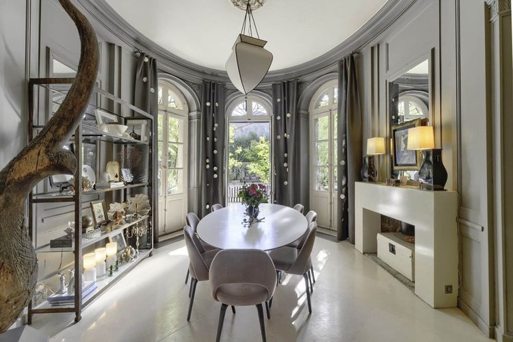 Une spectaculaire salle à manger en rotonde, véritable coeur de la maison, ouvre sur la grande terrasse.