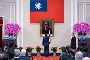 Le président élu de Taïwan, Lai Ching-te, prête serment devant un portrait du fondateur de Taïwan, Sun Yat-sen, lors de la cérémonie d'investiture, ce lundi à Taipei.