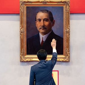 Le président élu de Taïwan, Lai Ching-te, a prêté serment devant un portrait du fondateur de Taïwan, Sun Yat-sen, lors de la cérémonie d'investiture, ce lundi à Taipei.