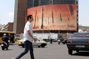 Une affiche reproduit la gamme de missiles iraniens à Téhéran.