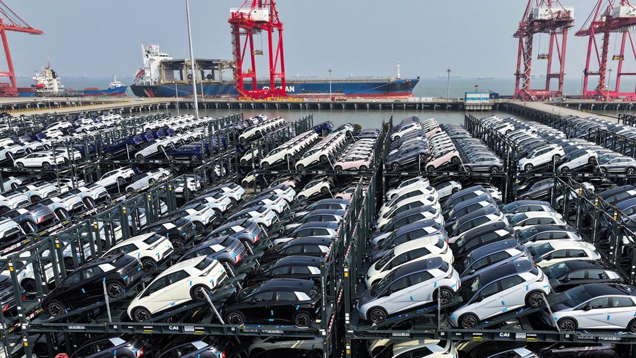 Des voitures en attente d'être chargées sur un navire sur le port de Taicang, dans la province orientale du Jiangsu en Chine, en février dernier.