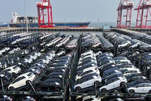 Des voitures en attente d'�être chargées sur un navire sur le port de Taicang, dans la province orientale du Jiangsu en Chine, en février dernier.