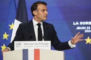 Emmanuel Macron prononce un discours sur l'Europe dans un amphithéâtre de l'université de la Sorbonne à Paris, le 25 avril 2024.