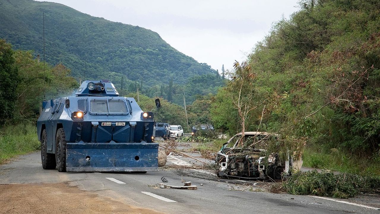 Les blindés de la gendarmerie ont démantelé les barrages qui bloquaient l'accès à l'aéroport international de Nouméa. Mais le trafic n'a pas encore pu reprendre.