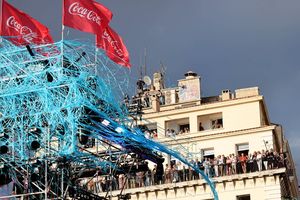 Coca-Cola organisera six concerts gratuits, dont le premier a réuni les rappeurs Soprano et Alonzo sur le Vieux-Port à Marseille le 8 mai.