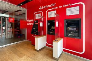 Santander aurait fermé 280 comptes liés à la défense et à l'administration publique.