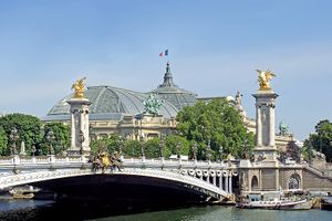 Paris,_Pont_Alexandre-III_&_Grand_Palais,_June_2014.jpg