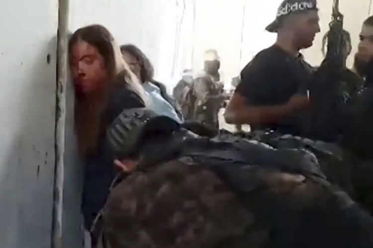 La vidéo montre les jeunes femmes soldats faites prisonnières par le Hamas après l'attaque terroriste du 7 octobre.