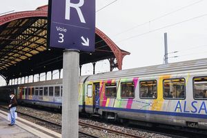 Un train en gare de Strasbourg. La métropole alsacienne est l'une des premières à avoir créé un nouveau système de transport ferroviaire plus fr�équent et mieux cadencé.