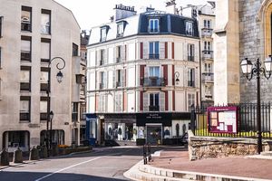 Selon l'étude présentée par la Fondation abbé Pierre, Saint-Cloud est l'exemple type de la ville qui utilise des « prétextes » pour ne pas respecter ses objectifs en matière de logements sociaux.
