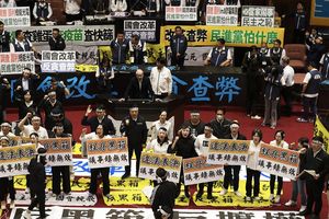 Les manifestants estiment que les partis d'opposition, le KMT et le TPP, font indirectement le jeu de Pékin en affaiblissant l'exécutif taïwanais.