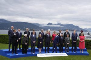 Les ministres des Finances et les gouverneurs des banques centrales posent pour la photo de famille lors de la réunion du G7 à Stresa, le 24 mai 2024.