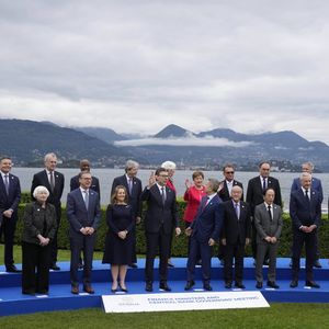 Les ministres des Finances et les gouverneurs des banques centrales posent pour la photo de famille lors de la réunion du G7 à Stresa, le 24 mai 2024.