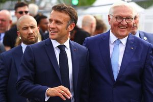 Le président de la République fédérale, Frank-Walter Steinmeier, et le président français, Emmanuel Macron, visitent les stands de « la Fête de la démocratie » à Berlin.