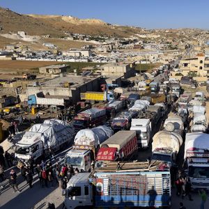 Des milliers de réfugiés syriens sont bloqués à la frontière avec le Liban, en attente d'aide humanitaire.