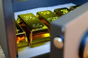 Conserver son or dans un coffre à la banque a un coût (en fonction de la taille, de l'ordre de 90 à 150 euros pour un petit format).