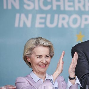 Dimanche 26 mai, Ursula von der Leyen fait campagne à Leipzig, en Saxe, avec Friedrich Merz, président de la CDU, sa famille politique d'origine.