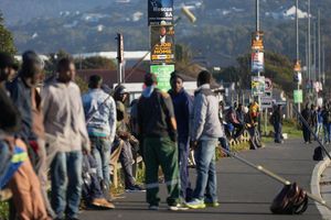 Des personnes sans emploi attendent dans une rue du Cap dans l'espoir d'un travail journalier occasionnel.
