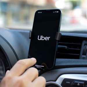 Uber met en relation des passagers inscrits sur la plateforme et des chauffeurs indépendants. En France, elle compte 5 millions d'utilisateurs, dans 33 métropoles.