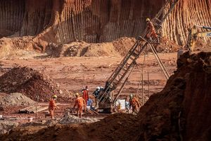 Des mineurs chinois et congolais exploitent une mine de cobalt et de cuivre près de Kisanfu, en République démocratique du Congo.