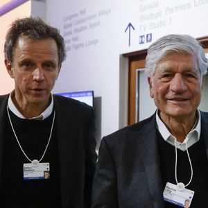 Arthur Sadoun (à gauche) et Maurice Levy (à droite) au Forum économique mondial, en janvier.
