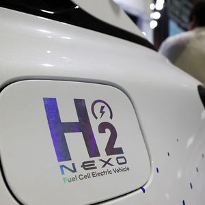 La Corée du Sud compte actuellement 192 stations de recharge hydrogène où viennent s'alimenter 34.000 Hyundai Nexo - le seul modèle de voiture électrique à hydrogène du pays.