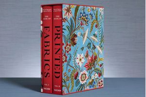 « The book of printed fabrics », dont les textes sont en allemand, en anglais et en français, retrace l'histoire des étoffes imprimées du XVIe siècle à nos jours.