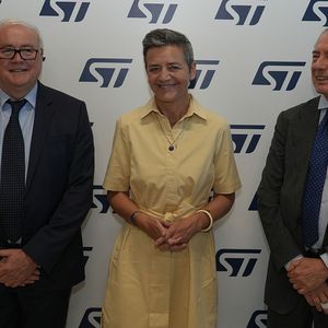 Jean-Marc Chéry, le PDG de STMicroelectronics (gauche), la commissaire européenne Margrethe Vestager (centre) et Adolfo Urso (droite), le ministre italien des Entreprises.