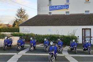 La flotte de scooters électriques de l'association L'Arantelle, fabriqués localement chez IMF Industrie, et mis à disposition de travailleurs en insertion.