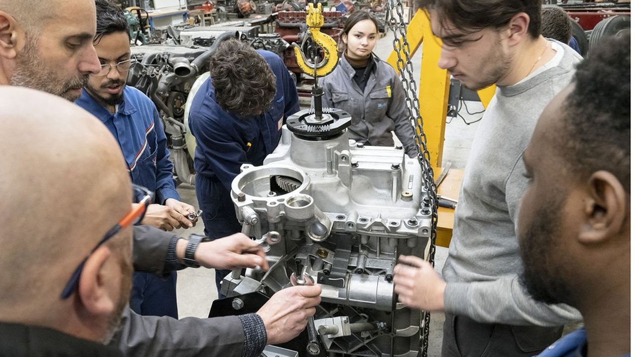 Des professeurs et leurs élèves travaillent sur un moteur de camion au lycée privé Isaac-de-l'Etoile à Poitiers.