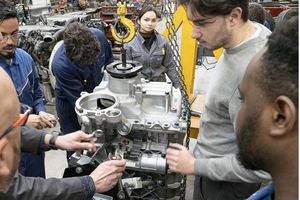 Des professeurs et leurs élèves travaillent sur un moteur de camion au lycée privé Isaac-de-l'Etoile à Poitiers.
