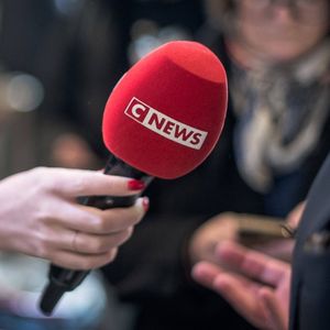 La chaîne CNews affiche 2,8 % de part d'audience en mai, dépassant BFMTV, selon Médiamétrie.